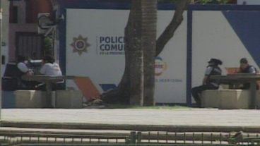 La imagen que captó El Tres de los policías al sol.