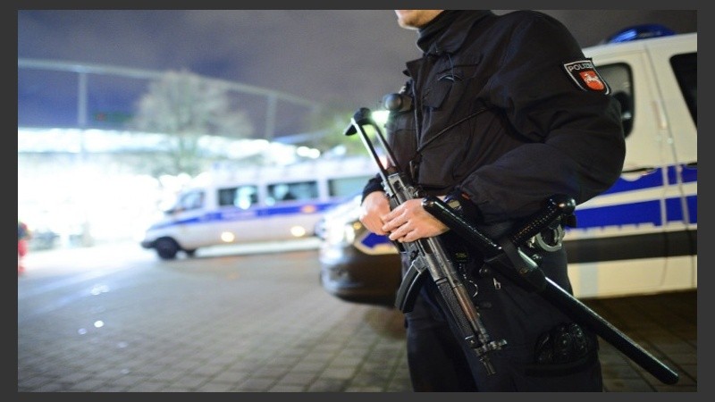 Agentes de policía permanecían en el exterior del estadio de fútbol IDH-Arena en Hannover, Alemania.