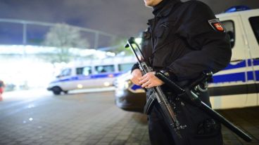 Agentes de policía permanecían en el exterior del estadio de fútbol IDH-Arena en Hannover, Alemania.