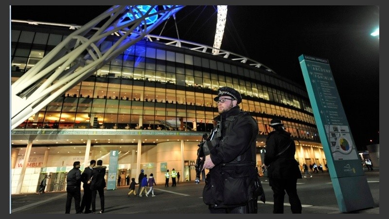 Mucha seguridad en los alrededores de Wembley.