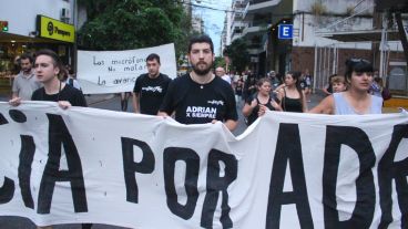 Hubo una marcha desde plaza Pringles hasta la puerta de la Municipalidad. (Alan Monzón/Rosario3.com)