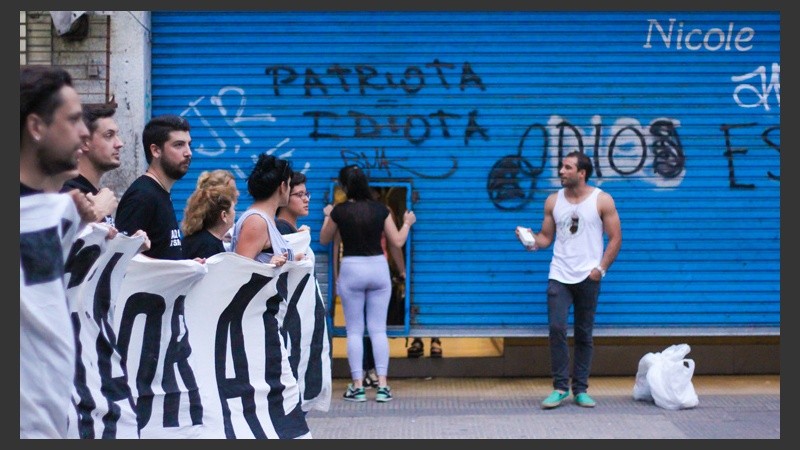 Los allegados al joven muerto recorrieron las calles rosarinas este martes. (Alan Monzón/Rosario3.com)