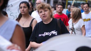 Una señora con una remera de la banda en plena marcha. (Alan Monzón/Rosario3.com)