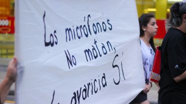 ¿Los micrófonos matan? Una bandera vista en la marcha. (Alan Monzón/Rosario3.com)