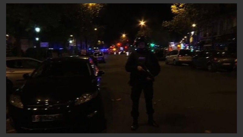 Dos muertos en un tiroteo entre la policía y un grupo de atrincherados en París.