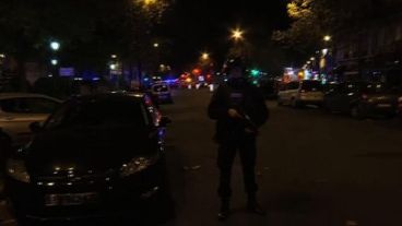 Dos muertos en un tiroteo entre la policía y un grupo de atrincherados en París.