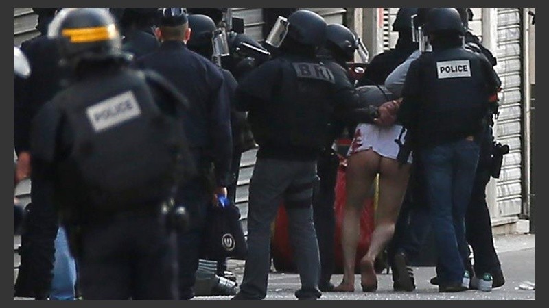 La policía detiene a un sospechoso durante una operación en Saint Denis cerca de París.
