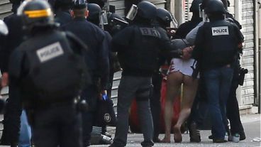 La policía detiene a un sospechoso durante una operación en Saint Denis cerca de París.