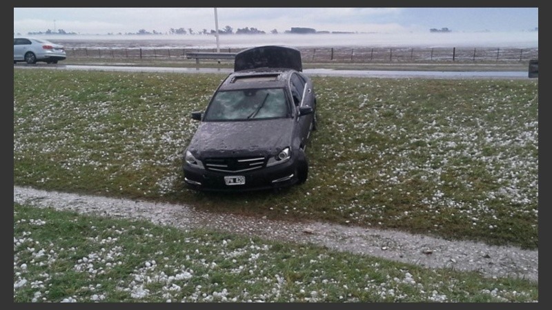 Un auto que sufrió las consecuencias en la autopista a Córdoba, cerca de Carcarañá.