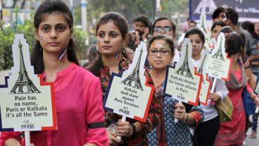 Varios personas participan en una manifestación por la paz y en memoria de las víctimas en Calcuta, India. (EFE)