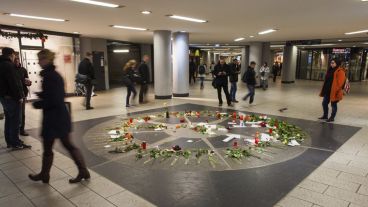 Flores, mensajes y velas dejados en una zona peatonal del centro de Hannover en Alemania. (EFE)