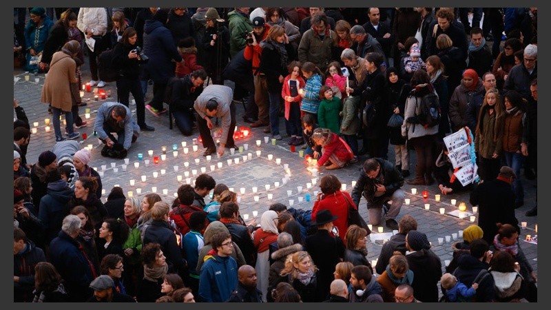  Miles de residentes del barrio distrito comunal bruselense de Molenbeek se manifiestan en contra de los atentados de París. (EFE)  