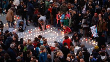 Miles de residentes del barrio distrito comunal bruselense de Molenbeek se manifiestan en contra de los atentados de París. (EFE)