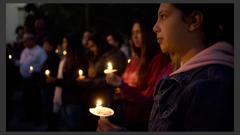 Familiares y amigos realizan una vigilia en la secundaria Whittier en Whittier (Estados Unidos) en honor a Nohemi González, que falleció tras los ataques. (EFE)