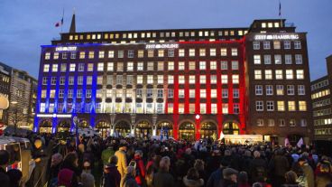 Cientos de personas se manifiestan bajo el lema "Nous sommes Paris" ("Somos París") frente a la sede del semanario alemán "Die Zeit". (EFE)
