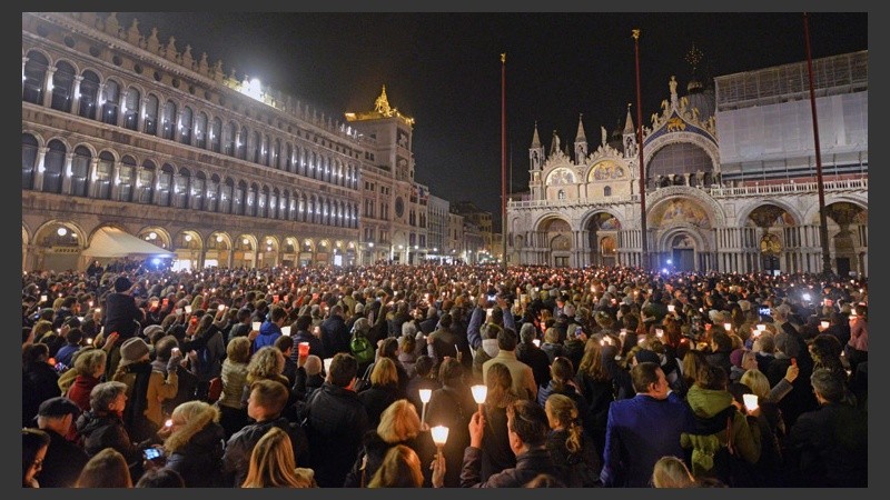 Varias personas asisten a una vigilia este miércoles en Venecia en honor de Valeria Solesin,  fallecida en los ataques. (EFE)