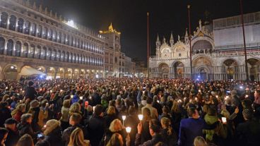 Varias personas asisten a una vigilia este miércoles en Venecia en honor de Valeria Solesin,  fallecida en los ataques. (EFE)