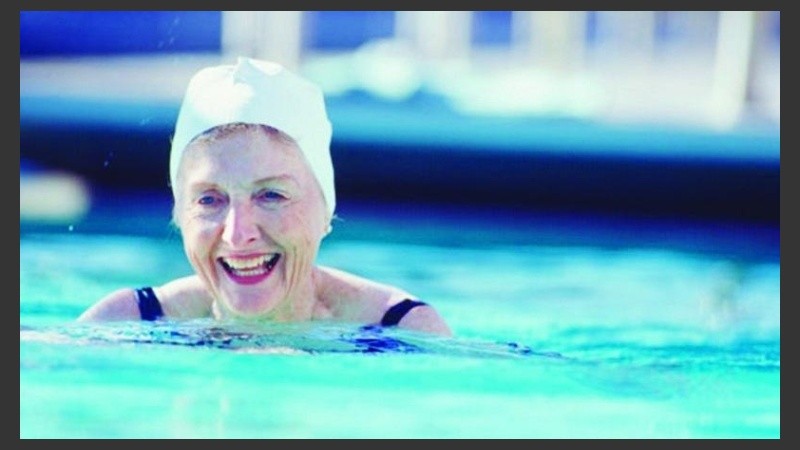 La natación en los mayores proporciona beneficios a nivel cardiorespiratorio.