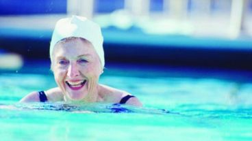 La natación en los mayores proporciona beneficios a nivel cardiorespiratorio.