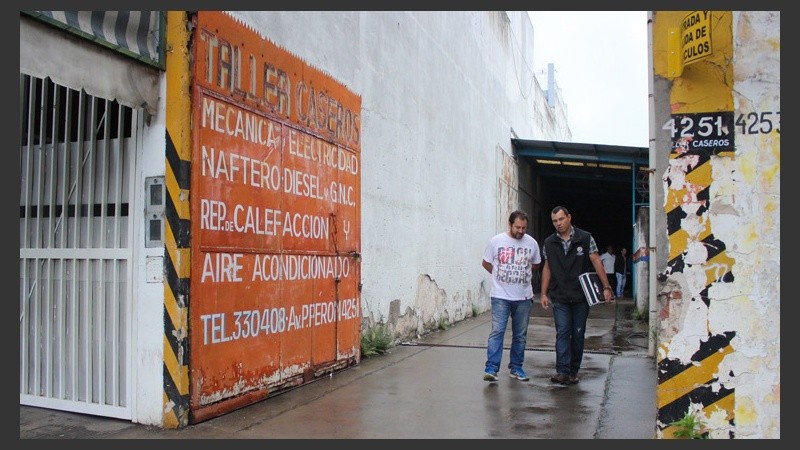 La casa está junto a un taller mecánico.