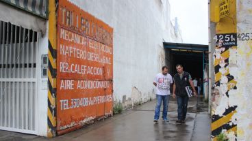 La casa está junto a un taller mecánico.
