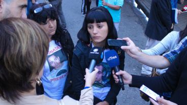 La hermana de Gerardo Escobar este viernes por la mañana hablando con la prensa.  (Rosario3.com)