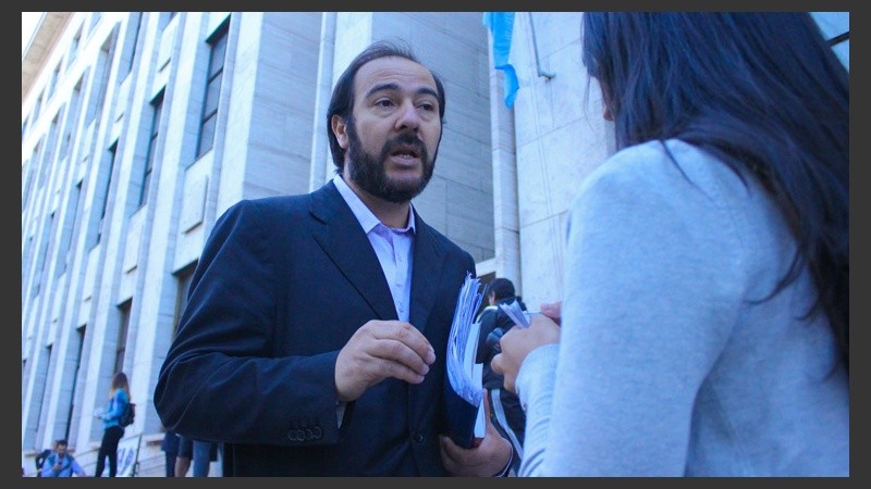 Salvador Vera, el abogado de la familia Escobar, minutos antes de ingresar a la audiencia. (Rosario3.com)