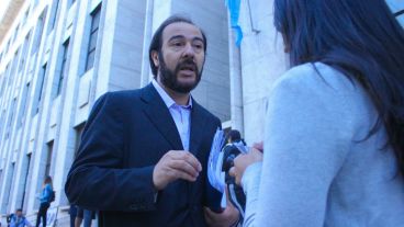 Salvador Vera, el abogado de la familia Escobar, minutos antes de ingresar a la audiencia. (Rosario3.com)