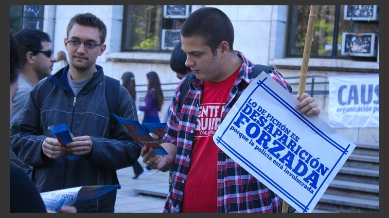 Jóvenes de diferentes organizaciones brindaron su apoyo frente a Tribunales. (Rosario3.com)