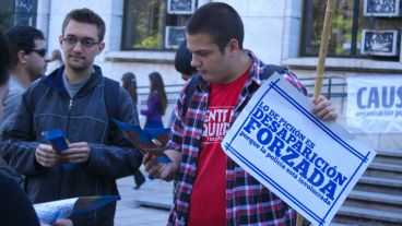 Jóvenes de diferentes organizaciones brindaron su apoyo frente a Tribunales. (Rosario3.com)