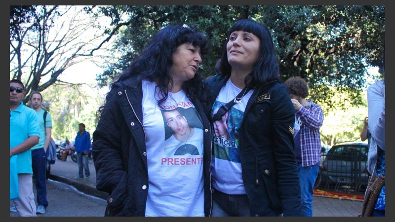 Luciana, hermana de pichón, recibe el apoyo antes de la audiencia. (Rosario3.com)