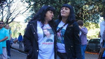 Luciana, hermana de pichón, recibe el apoyo antes de la audiencia. (Rosario3.com)