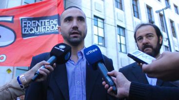 Guillermo Campana, uno de los querellantes de la causa, habla con la prensa este viernes. (Rosario3.com)