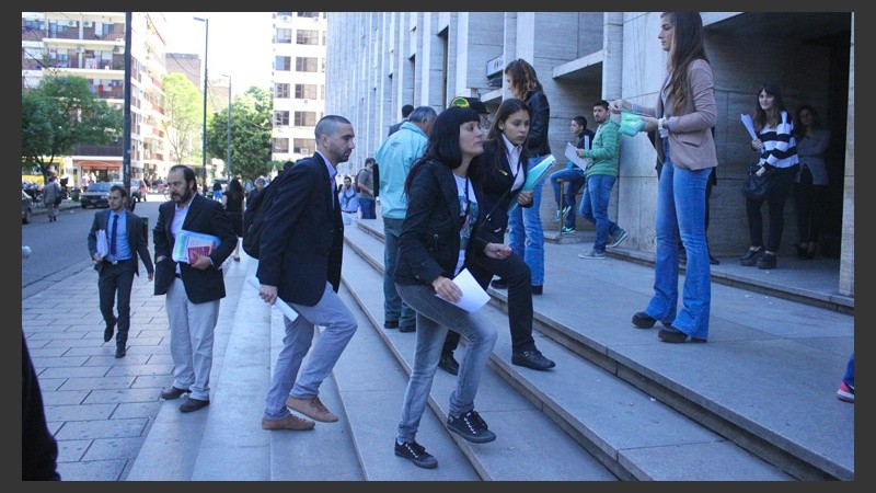 El ingreso a la audiencia en Tribunales que arrancó pasada las 10. (Rosario3.com)