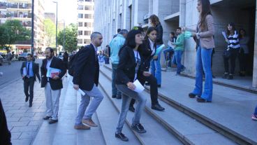 El ingreso a la audiencia en Tribunales que arrancó pasada las 10. (Rosario3.com)