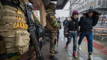 Las calles de Bruselas con una importante custodia de soldados y policías ante un posible atentado. (EFE)