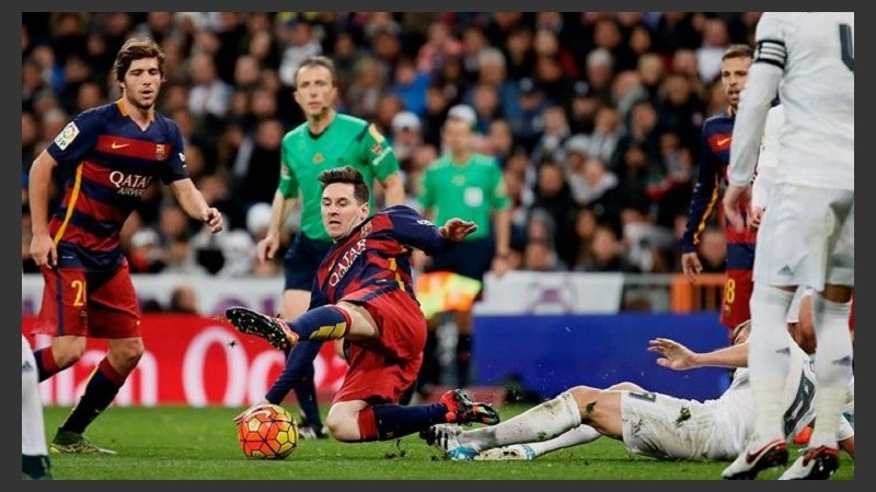 Messi ingresó a los 11 del complemento. Acá, lucha con el alemán Toni Kroos.