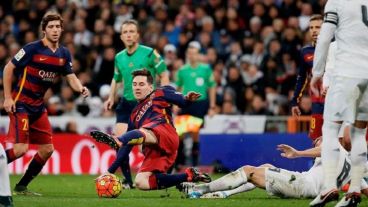 Messi ingresó a los 11 del complemento. Acá, lucha con el alemán Toni Kroos.