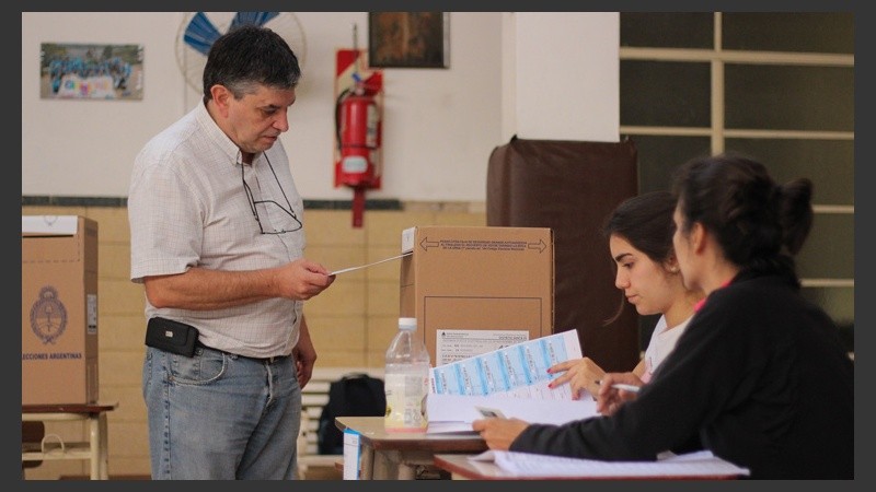 Balotaje histórico: los rosarinos se acercaron a las urnas para emitir su voto. (Alan Monzón/Rosario3.com)