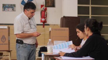 Balotaje histórico: los rosarinos se acercaron a las urnas para emitir su voto. (Alan Monzón/Rosario3.com)