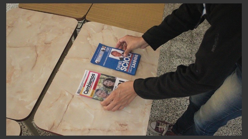 Una autoridad de mesa acomoda las boletas de los dos candidatos presidenciales. (Alan Monzón/Rosario3.com)