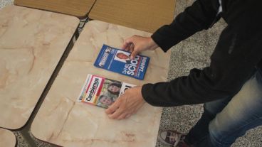 Una autoridad de mesa acomoda las boletas de los dos candidatos presidenciales. (Alan Monzón/Rosario3.com)