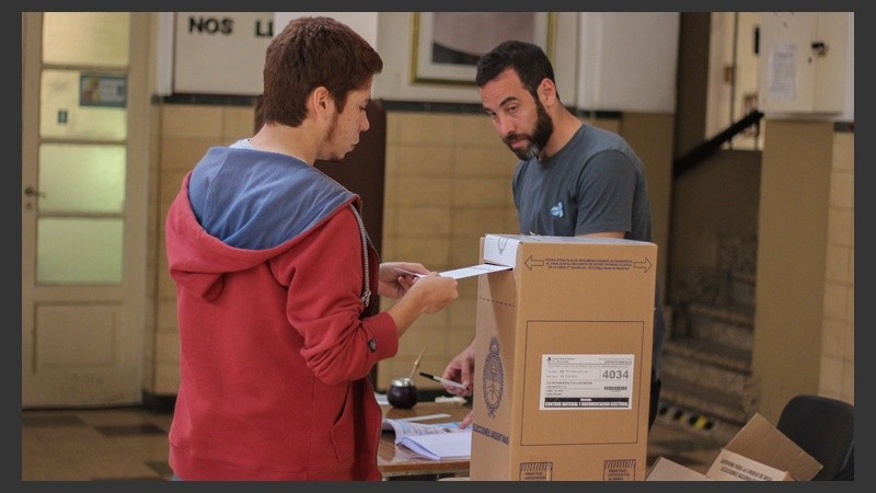 Un joven emite su voto en una escuela rosarina este domingo por la mañana. (Alan Monzón/Rosario3.com)