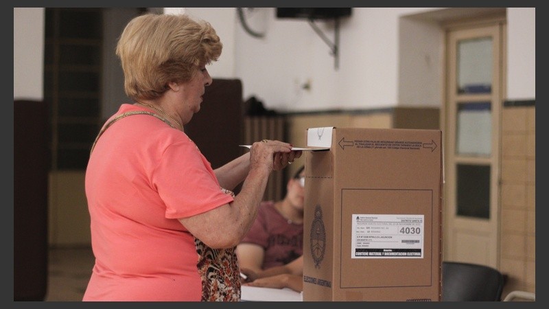 Una señora emite su voto este domingo. (Alan Monzón/Rosario3.com)