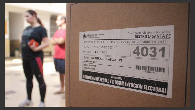 Detalle de una de las urnas. Los argentinos participan de un día histórico. (Alan Monzón/Rosario3.com)