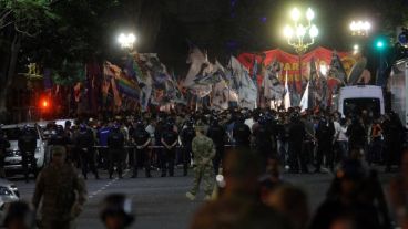 Banderas de distintas agrupaciones kirchneristas coparon la Plaza de Mayo.