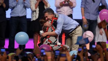Abrazo entre Macri y su vice, Gabriela MIchetti este domingo por la noche. (EFE)