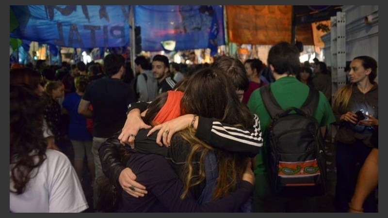 Abrazos y tristeza entre los militantes del Frente para la Victoria. (EFE)