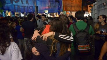 Abrazos y tristeza entre los militantes del Frente para la Victoria. (EFE)