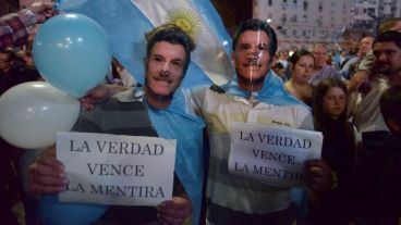 Dos seguidores de Macri festejando este domingo por las calles de Capital Federal. (EFE)